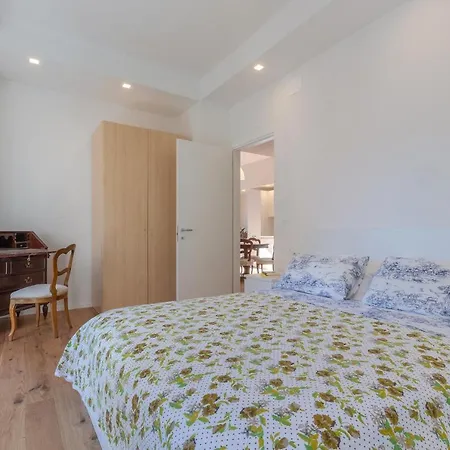 Guesthost - With Terrace 10 Min Walk From Piazza Santo Stefano *