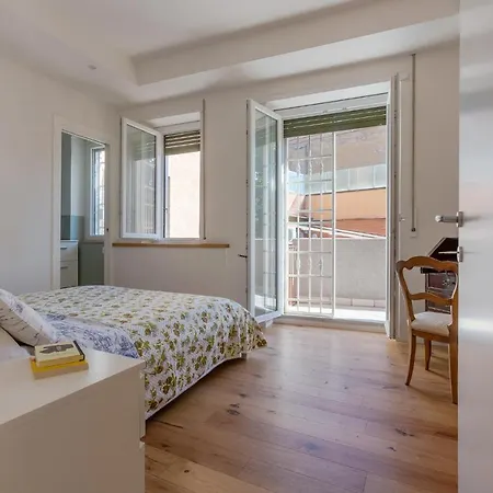 Guesthost - Apt With Terrace 10 Min Walk From Piazza Santo Stefano Apartman *