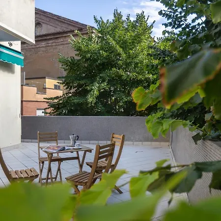 Guesthost - With Terrace 10 Min Walk From Piazza Santo Stefano