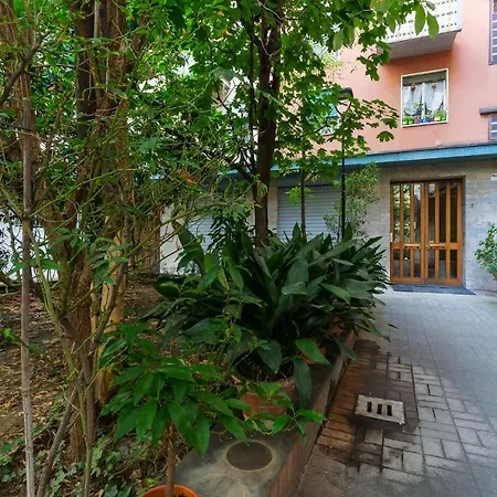 Lägenhet Guesthost - With Terrace 10 Min Walk From Piazza Santo Stefano