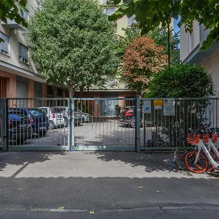 Guesthost - With Terrace 10 Min Walk From Piazza Santo Stefano Lägenhet
