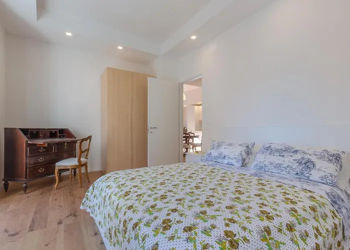 Guesthost - With Terrace 10 Min Walk From Piazza Santo Stefano *